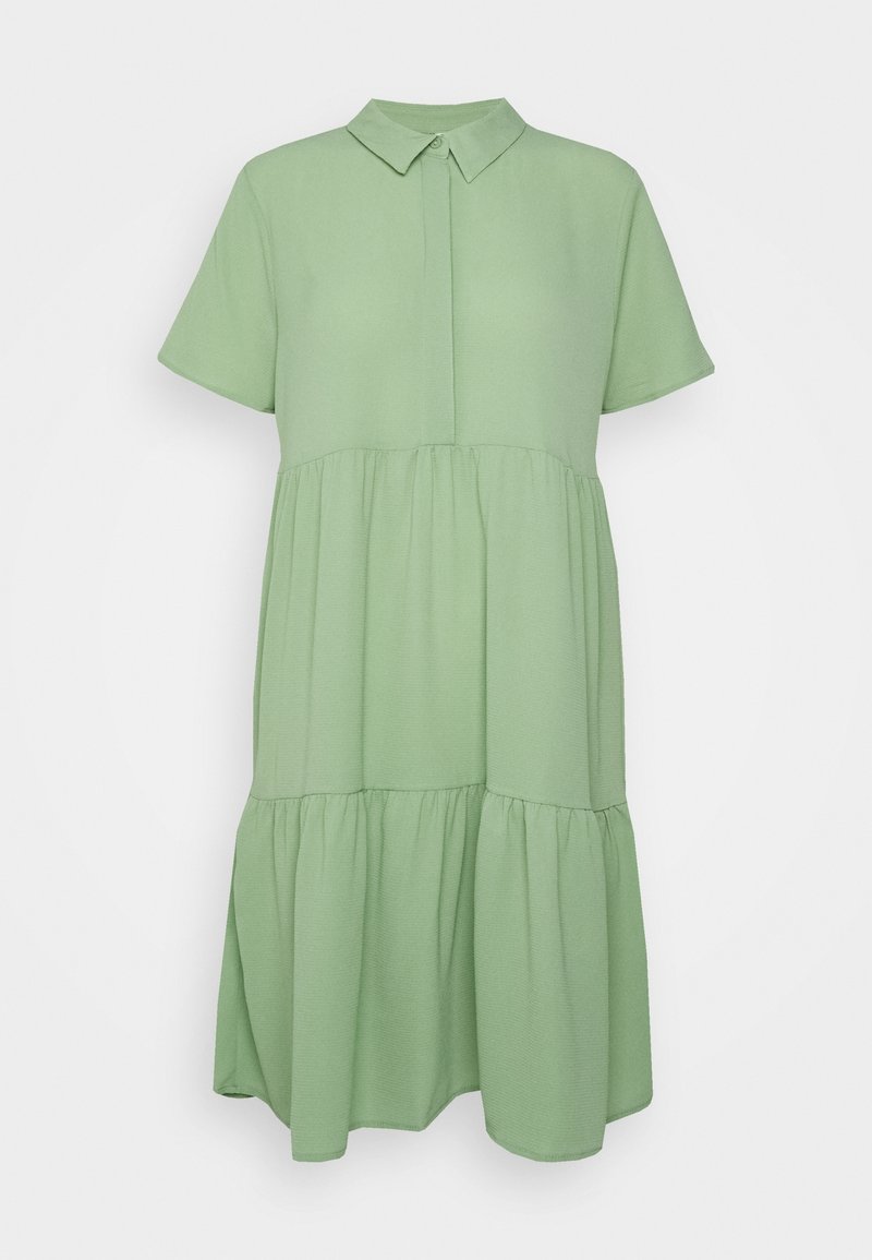 Robe vert clair à manches courtes à volants avec col chemise et patte de boutonnage sur fond uni.