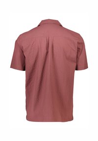 Camicia a maniche corte in tessuto mauve testurizzato, con colletto classico e finitura liscia caratterizzata da pieghe sottili per un tocco di dettaglio in più.