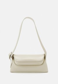 Τσάντα χειρός σε κρεμ αποχρώσεις με απαλή, λεία υφή δέρματος. Διαθέτει απλό σχέδιο, επίπεδη κορυφή και μακρύ, ρυθμιζόμενο λουράκι ώμου.