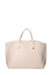 Grote beige leren draagtas met twee korte handvatten, zilveren accenten en een open ontwerp; gladde textuur en minimalistische vorm.