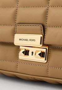 MICHAEL Michael Kors TRIBECA CHAIN - Skuldertasker - husk