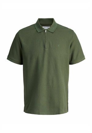 Zelena polo majica s teksturiranim uzorkom, kratkim rukavima, ovratnikom na patentni zatvarač i malim logotipom na prsima. Izrađena od prozračnog materijala.