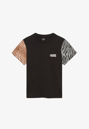 T-shirt nera a maniche corte, stampa leopardata sulla manica sinistra, stampa zebra sulla manica destra e logo Vans in bianco sul petto.