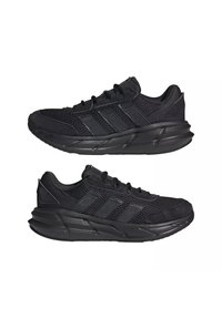 Paire de baskets de sport noires en tissu mesh, trois bandes sur les côtés, semelles rembourrées et design à lacets, vues de profil gauche et droit.
