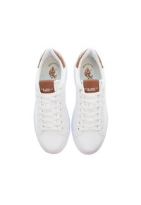 Bílé kožené tenisky s hnědými akcenty, kulatou špičkou, šněrovacím designem a texturovanou stélkou. Logo vytištěné uvnitř boty.