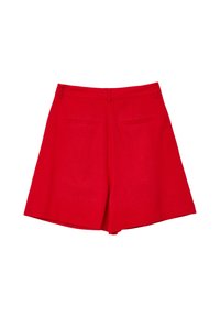 Shorts rossi in lino con un taglio sartoriale, dotati di due tasche posteriori e una trama liscia. Il design è ampio e con gamba larga per garantire comfort.