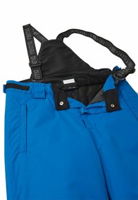 Pantalons de ski bleus avec des bretelles noires ajustables, fermeture éclair et accents en bouton. Dotés d'une doublure intérieure douce et d'un matériau à texture lisse.