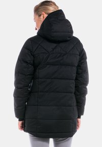 Schwarze isolierte Daunenjacke mit Kapuze, ausgestattet mit einem gesteppten Muster und einer leicht taillierten Passform. Glatte Stofftextur.