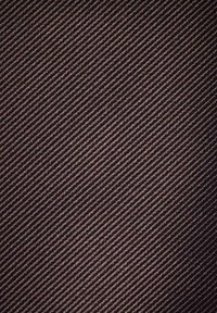 Texturerat svart tyg med ett diagonalt randmönster i olika nyanser av mörkgrått, vilket ger en subtil kontrast och djup.