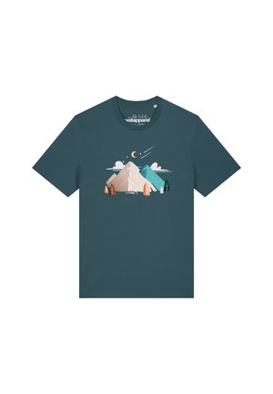 T-shirt bleu sarcelle foncé avec un motif de deux montagnes, arbres, nuages, lune et étoiles au centre devant.