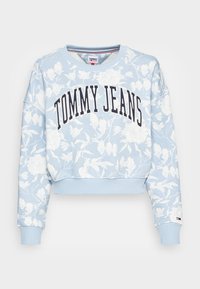 Zkrácená svetrová mikina světle modré barvy s bílým květinovým vzorem, s tmavě navy nápisem "TOMMY JEANS" na hrudi a žebrovanými manžetami.
