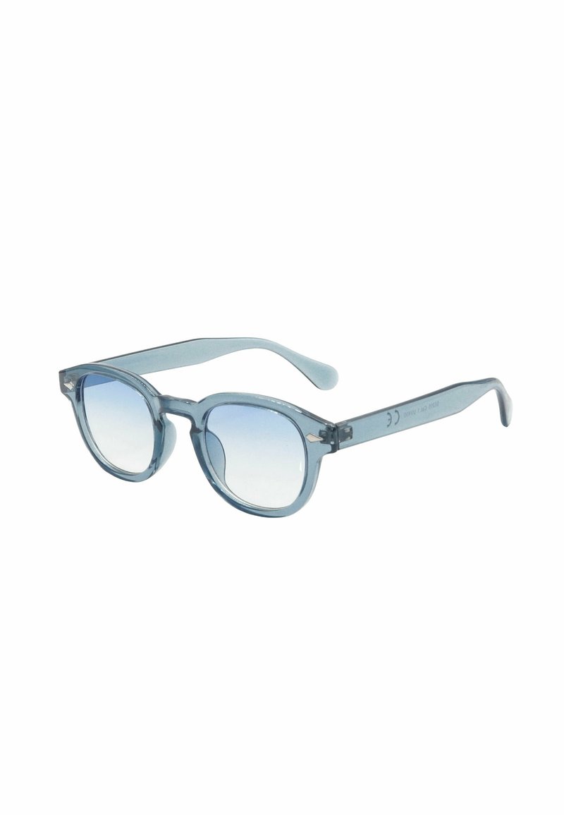 Occhiali da sole azzurri chiari con lenti rotonde, montatura in plastica trasparente e bracci leggermente curve. Lenti con gradiente che va da chiaro a trasparente.