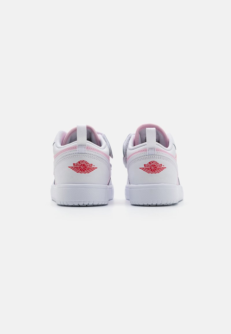Baskets blanches avec des accents roses, tige en cuir lisse, col rembourré et détail du logo rouge sur le talon. Semelle extérieure en caoutchouc durable.