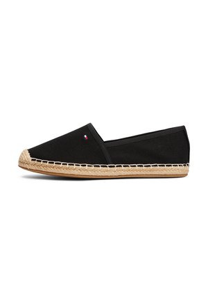Espadrillas nere in tela con suola in juta intrecciata, con un accentuato cucito attorno al bordo e un piccolo logo colorato vicino alla punta.