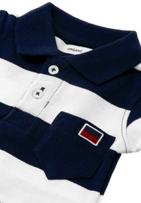 Marineblauwe en witte gestreepte polo gemaakt van biologisch katoen, met een kraag, drie knopen en een klein zakje met logo-accenten.