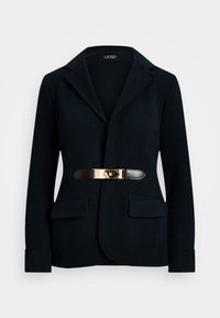 Marinblazer i stickad tyg med slagkrage, två framfickor och en guld- och svart bälte detalj vid midjan.