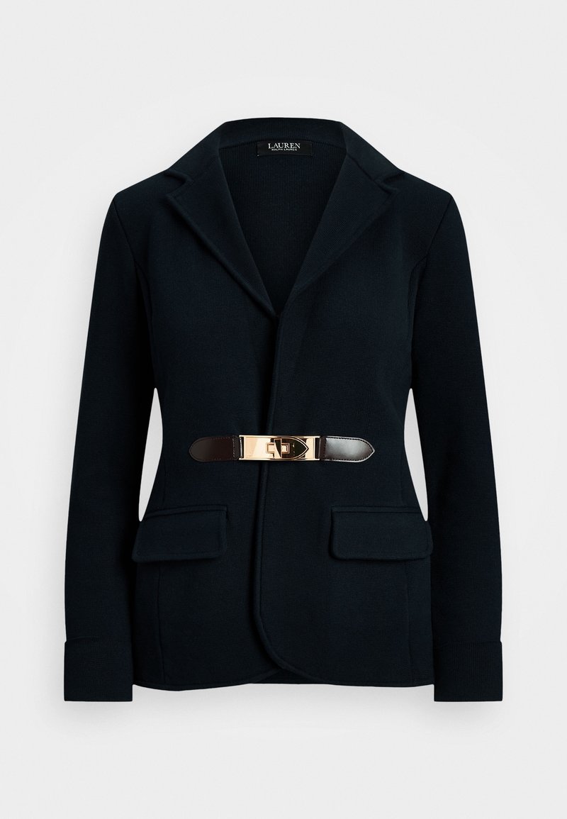 Marinblazer i stickad tyg med slagkrage, två framfickor och en guld- och svart bälte detalj vid midjan.