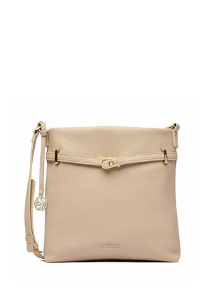 Beige, strukturiere Leder-Umhängetasche mit verstellbarem Riemen, goldfarbener Schnalle auf der Vorderseite und kleinem runden Logo-Anhänger am Riemen.