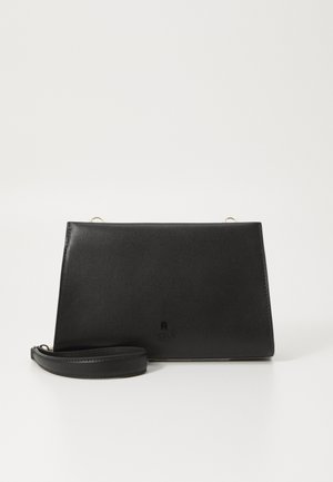 Borsa a tracolla in pelle nera con un design rettangolare elegante, dettagli in hardware dorato e un cinturino per polso rimovibile. Presenta una finitura testurizzata.