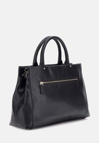 Bolso de mano de cuero negro con un acabado texturizado, asas superiores dobles, un bolsillo frontal con cremallera y detalles metálicos.