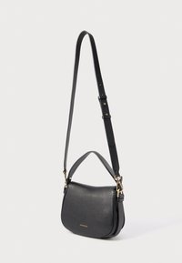 Borsa a tracolla in pelle nera con tracolla regolabile, manico corto, ferrature dorate e piccolo logo "Coccinelle" sulla patta frontale.