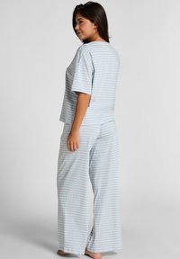 Lichtblauw en wit gestreept pyjama-set, met een losse korte mouwen top en wijde broek in zachte stof.