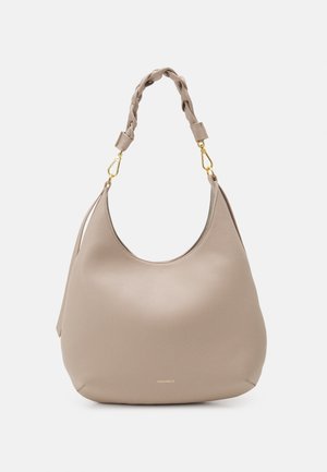 Beżowa skórzana torebka na ramię z plecionym uchwytem, złotymi zatrzaskami, zaokrąglonym dnem oraz subtelnym logo marki na środku frontu.