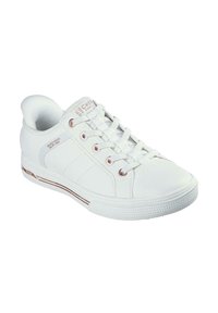Zapatilla deportiva de lona blanca con puntera redonda, cierre de cordones y detalles en oro rosa. Cuenta con suela de goma y detalles texturizados en los laterales.