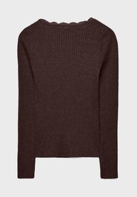 Brun ribstrikket striktrøje med lange ærmer og bølget halsudskæring, fremstillet i tekstureret stof med et lige snit og et enkelt design.