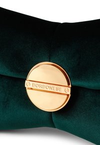 Borsa a tracolla in velluto verde, con una chiusura circolare dorata con inciso "BORBONESE", che presenta una texture morbida e dettagli di design arrotondati.
