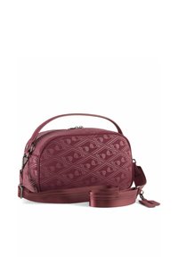 Burgundy axelväska med en texturerad geometrisk mönster, rund form, tophandtag och justerbar axelrem. Dragkedjestängning.