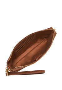 Brun läderclutch med dragkedja, som har ett inre fack och kortfack, samt ett handledsrem för enkel bärning.