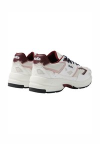 Sneakers bianchi con accenti bordeaux, materiali in rete e sintetici, design con lacci, suole spesse e logo sul tallone.