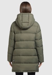 Cappotto imbottito verde oliva con cappuccio staccabile, caratterizzato da cuciture orizzontali, una vita leggermente aderente e una toppa con logo sul lato inferiore.