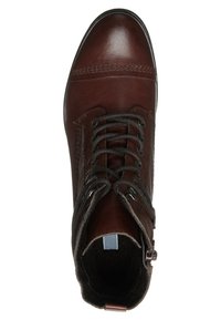 Botte en cuir marron à lacets avec fermeture éclair sur le côté, bout rond et détails cousus sur le dessus, vue de dessus.