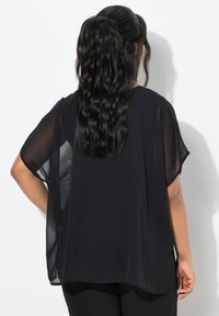 Schwarzes, transparentes Oberteil mit kurzen, weiten Ärmeln, lockerem Schnitt, glatter Textur und einfarbigem Design. Verfügt über ein dezentes, luftiges Design.