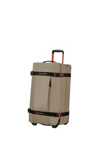 Rullande duffelväska i tanfärgad tyg med svarta remmar, orangea detaljer, en framfick med dragkedja och ett infällbart handtag. Har två hjul för enkel rörlighet.