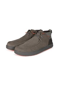 Stivaletti in suede marrone con accenti in tessuto grigio, lacci arancioni e suola in gomma con un motivo vistoso.