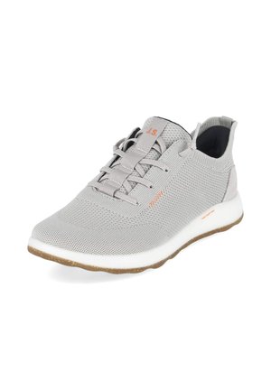 Lichtgrijze gebreide sneaker met witte zool, veters aan de voorkant, oranje logo-accenten en trekker bij hiel en tong.