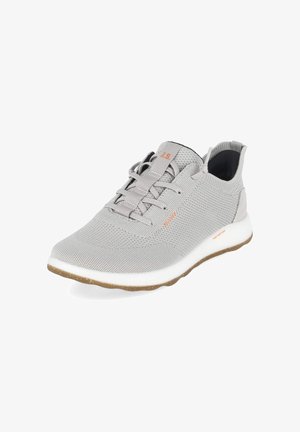 Basket en maille gris clair avec semelle blanche, fermeture à lacets à l'avant, accents orange sur le logo et languette au talon et à la languette.