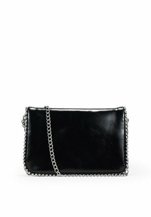 Clutch de cuero negro con cadena, cuenta con herrajes plateados y un detalle de borde texturizado. Forma rectangular con un acabado suave.