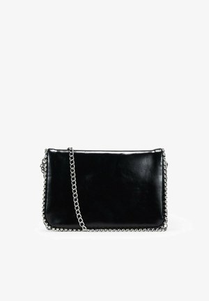 Clutch de cuero negro con cadena, cuenta con herrajes plateados y un detalle de borde texturizado. Forma rectangular con un acabado suave.