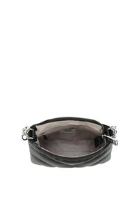 Borsa nera in pelle trapuntata con chiusura zip, tasca interna e dettagli in metallo argentato. Foderata con un tessuto di colore chiaro.
