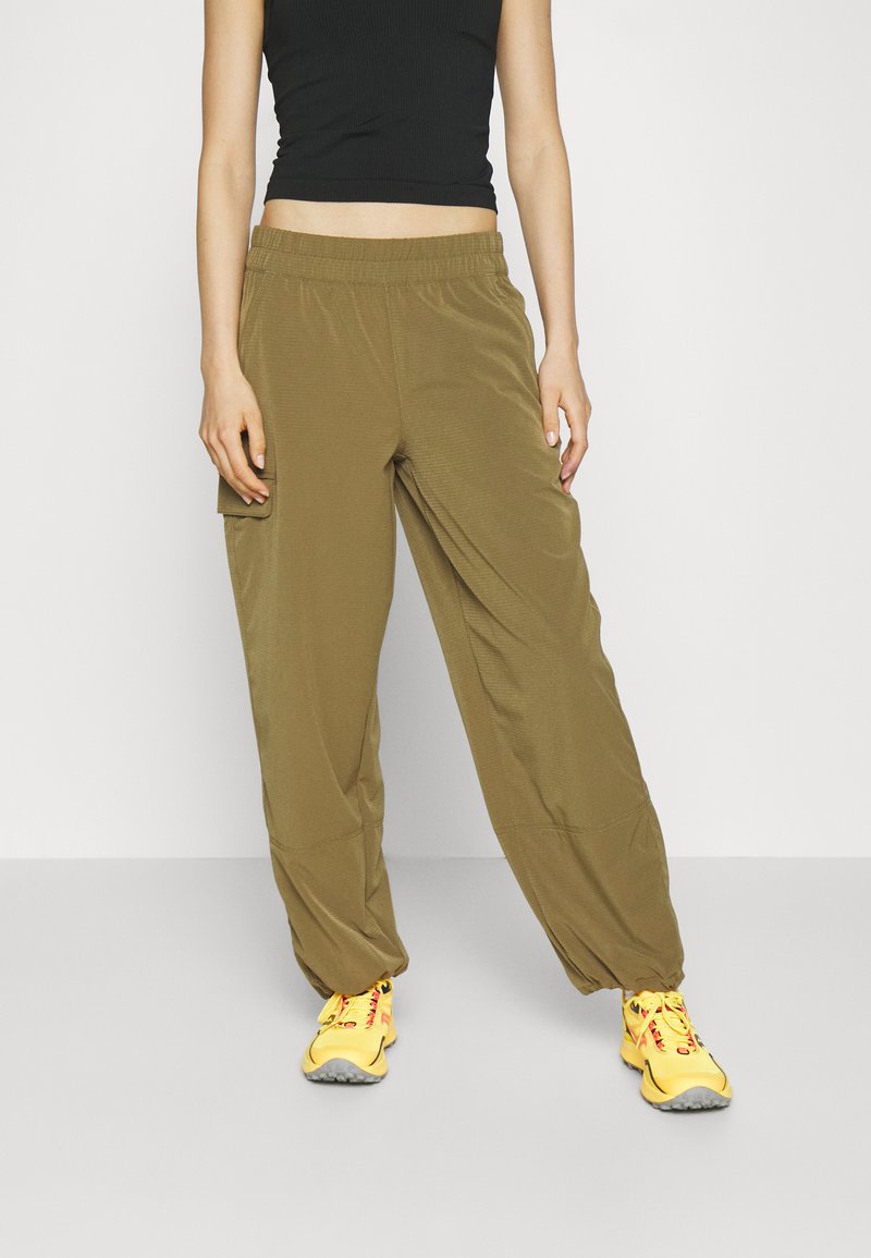 Athleta BOUNDLESS LOW RISE CARGO PANT Pantaloni acacia olive/oliva