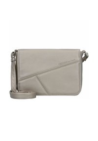 Bolso cruzado de cuero sintético gris claro con costuras geométricas, correa ajustable y logotipo en relieve. Forma plana y rectangular.