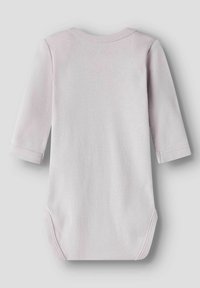 Lyserød langærmet body i blødt bomuldsmateriale, rund halsudskæring og tryklåse i bunden for nem påklædning.