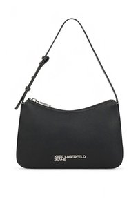 Fekete bőr kézitáska ívelt formával, egyetlen pánttal, ezüstszínű fémalkatrészekkel és elől nyomtatott márkajelzéssel. Simább textúra.