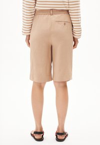 Beige Bermuda-Shorts aus leichtem Stoff, mit elastischem Bund, einer Gesäßtasche mit Knopf und einer glatten Textur.
