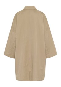 Beige oversized kabát s límcem, širokými rukávy a hladkým texturem, s minimalistickým designem a bez viditelných zapínání.
