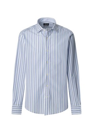 Camisa de manga larga a rayas azul claro y blanca, con collar tipo button-down, ajuste regular y textura de tela suave y lisa.